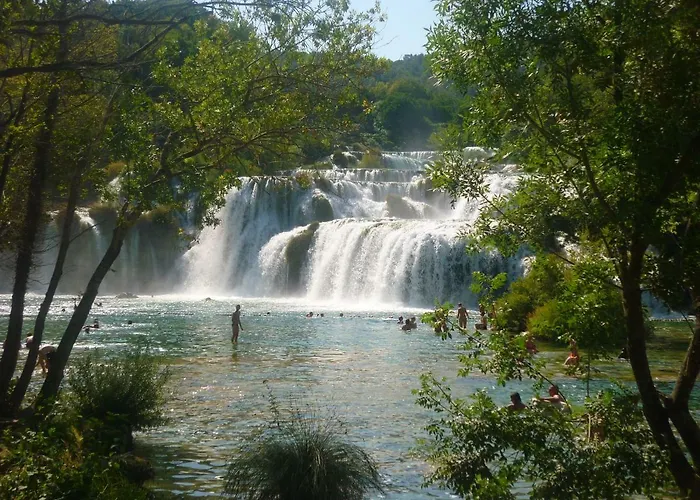 לינה וארוחת בוקר Curica Doma *